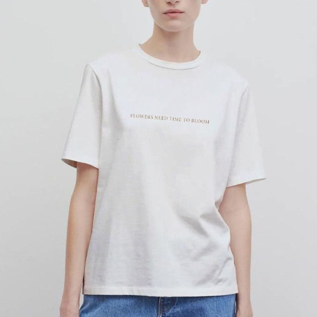 Camiseta Flowers Need Time to Bloom