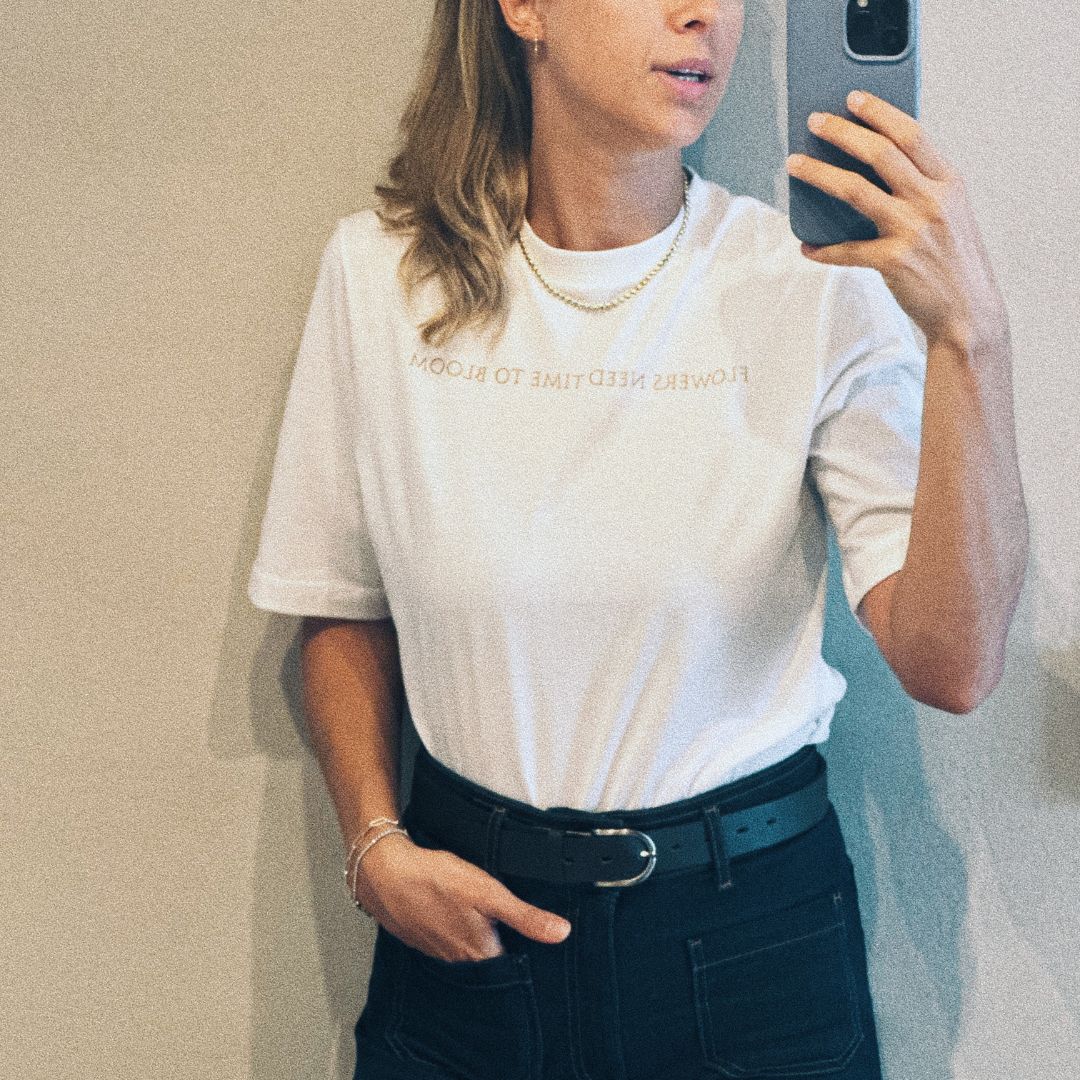 Camiseta Flowers Need Time to Bloom
