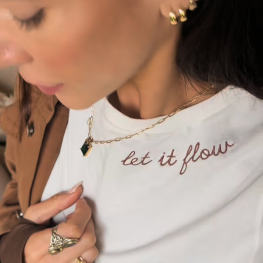 T-Shirt Bordada Let It Flow - Camiseta de Algodão